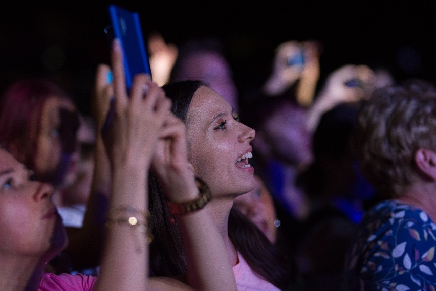 Koncert Sylwii Grzeszczak w Żarach. Takich tłumów w parku...