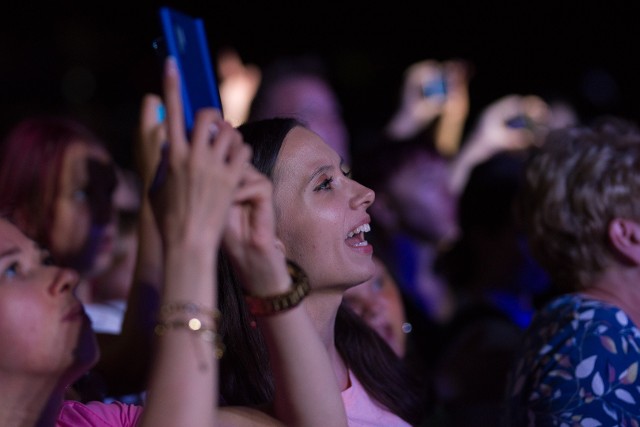 Koncert Sylwii Grzeszczak w Żarach. Takich tłumów w parku nie było dawno