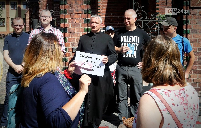 Awantura przed kościołem w Szczecinie o pedofilię i dziecięce buciki [ZDJĘCIA, WIDEO]