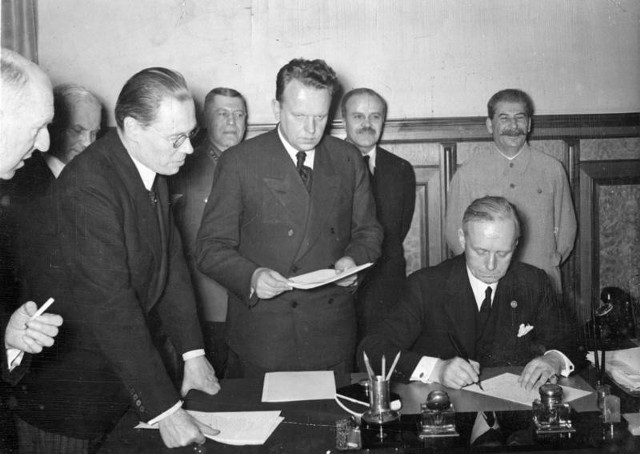 Pakt Ribbentrop–Mołotow dotyczył rozbioru terytoriów przez Związek Sowiecki i Niemcy oraz rozporządzenia niepodległością suwerennych państw: Polski, Litwy, Łotwy, Estonii, Finlandii i Rumunii