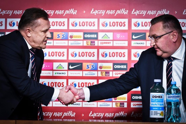 W poniedziałek prezes Polskiego Związku Piłki Nożnej Cezary Kulesza poinformował, że nowym selekcjonerem reprezentacji Polski został Czesław Michniewicz. Postać znana, doceniana, ale i kontrowersyjna. Oczywiście Polska podzieliła się na dwa obozy. Zobaczcie na kolejnych slajdach komentarze kibiców!