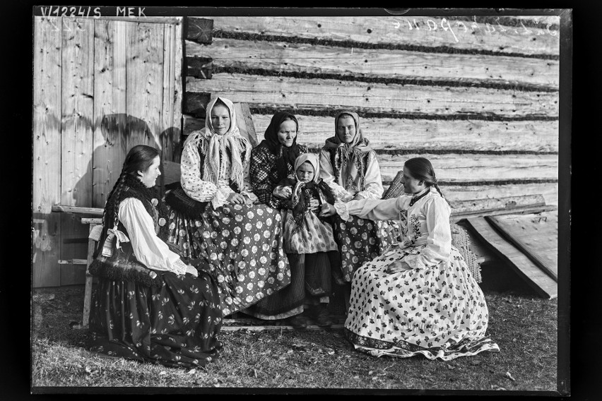 Grupa kobiet z dzieckiem, w odświętnych strojach, Zakopane,...