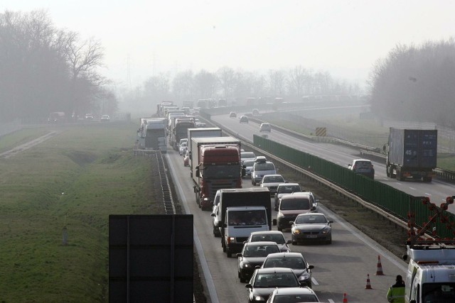 Do połowy lutego mają trwać kontrole na granicy Polski i Niemiec. Podczas świąt kierowcy mogą stać w korku nawet przez kilka godzin.