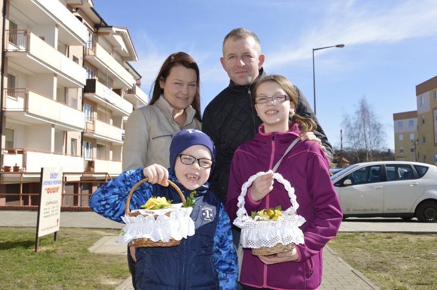 Rodzina Bandurów ze święconkami w Wielką Sobotę