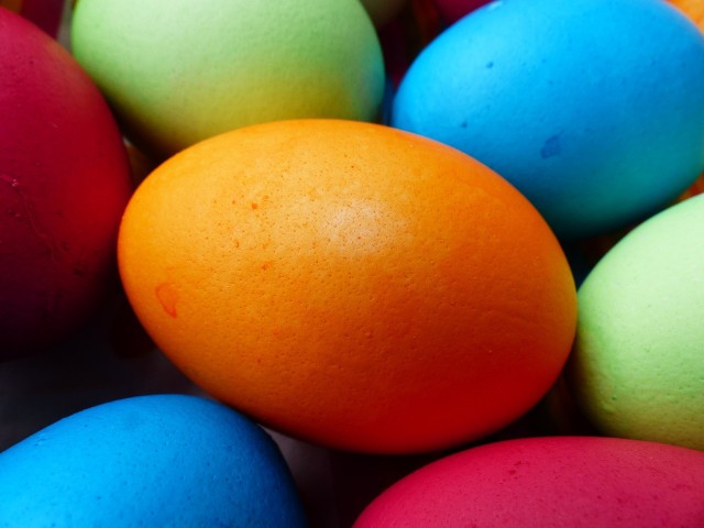 Piękne kolorowe jajka na Wielkanoc można uzyskać w bardzo prosty sposób. Wystarczą do tego naturalne składniki. Warto jednak pamiętać, że po ugotowaniu jajek z jakimś dodatkiem, nie należy od razu wyciągać jajka z wody. Im dłużej będzie się namaczało, tym nabierze intensywniejszego koloru. Sprawdź wszystkie sposoby i kolory ---->