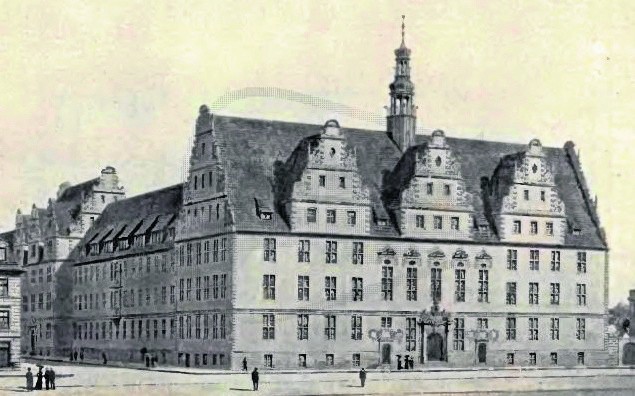Budynek wzniesiono w stylu renesansu północnoniemieckiego