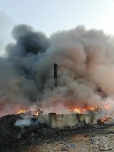 Pożar w Zgierzu. WIOŚ otrzega: w nocy i w poniedziałek rano stan powietrza znów będzie zły