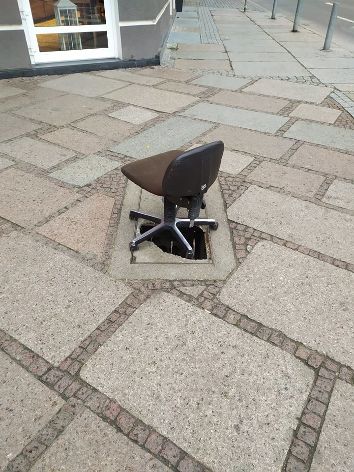 Szczecin. Zapadniętą studzienkę ktoś zabezpieczył... krzesłem 