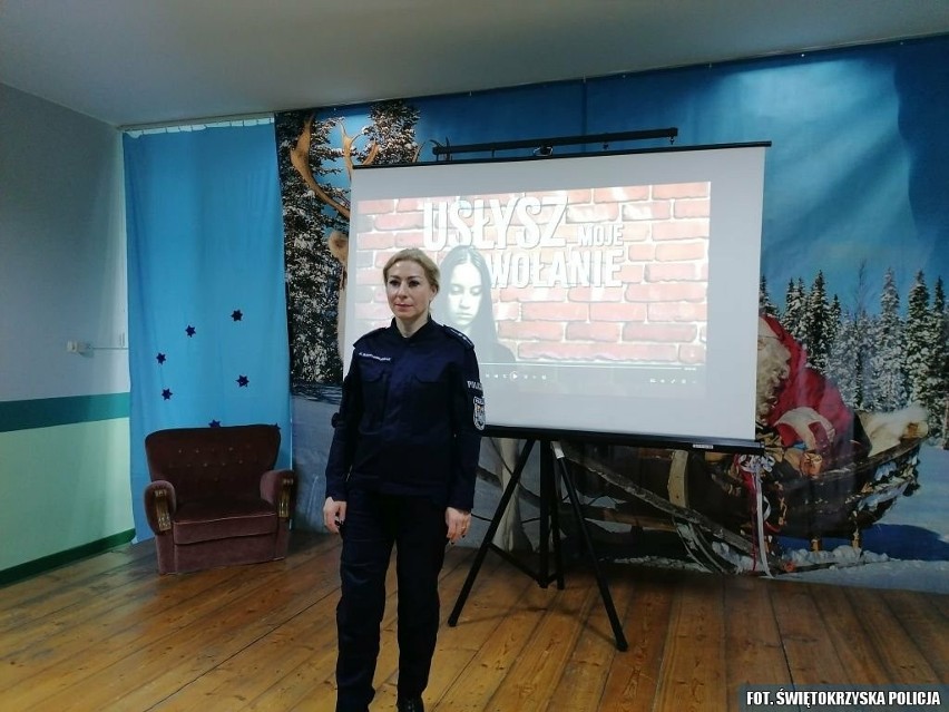 W Daleszycach policjantka rozmawiała z uczniami o cyberprzemocy. Zobacz zdjęcia