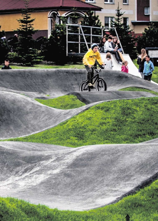 Pumptrack to rowerowa bieżnia grawitacyjna, przeznaczona do jazdy bez pedałowania. Na zdjęciu tor w Kolnie na Podlasiu