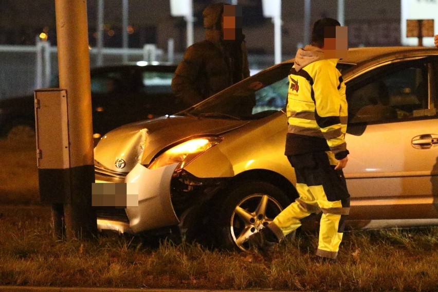 Wypadek przy Koronie. Samochód uderzył w latarnię (ZDJĘCIA)