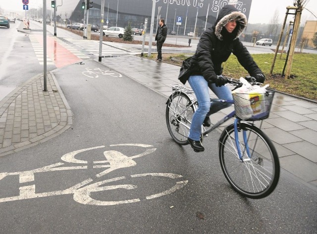 Duża część ścieżek rowerowych powstała przy okazji realizacji projektów drogowych, np. rowerzyści mają do dyspozycji trakty po obu stronach przebudowanej ul. Bema (na zdjęciu). W całym mieście miłośnicy dwóch kółek mogą korzystać z 84 km takich tras