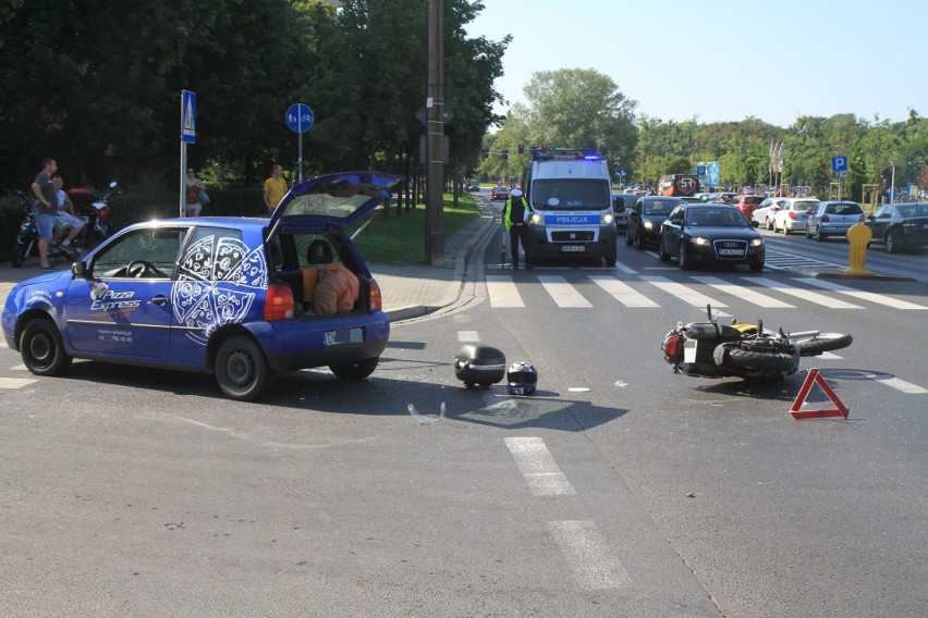 Wypadek przy aquaparku. Dostawca pizzy wjechał w motocyklistę [ZDJĘCIA]