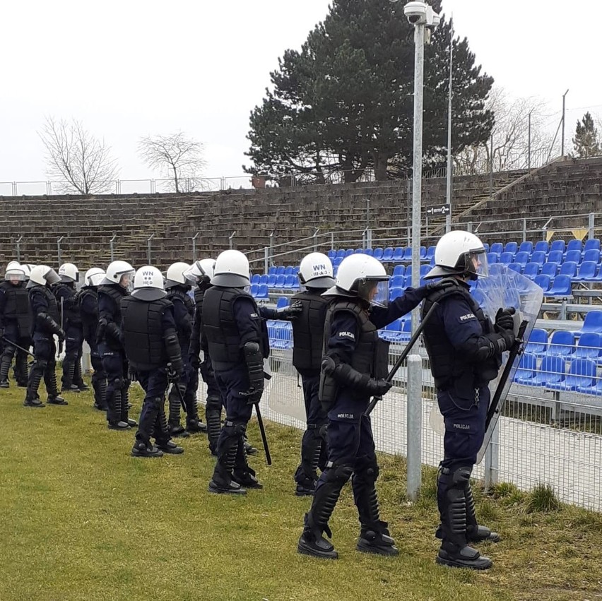 Ćwiczenia policji na stadionie w Koszalinie. Blisko 100 policjantów w akcji [ZDJĘCIA]