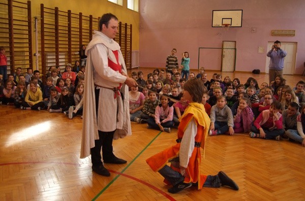 Tak wyglądało pasowanie na rycerza. Ten, kto tego dostąpił, wkładał białą koszulę na znak czystości serca i ciała, czerwoną tunikę - symbol krwi, czarny lub brązowy pas - symbol ziemi, dostawał też miecz.