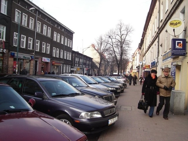 Wzrastająca liczba samochodów jest widoczna na stargardzkich parkingach. Na niektórych jest tłoczno o każdej porze. Tak jest choćby przy ulicy Piłsudskiego.