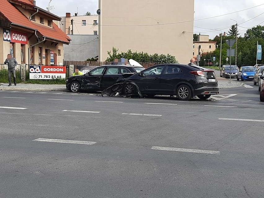 Wypadek trzech samochodów w Strzelinie na drodze krajowej nr...