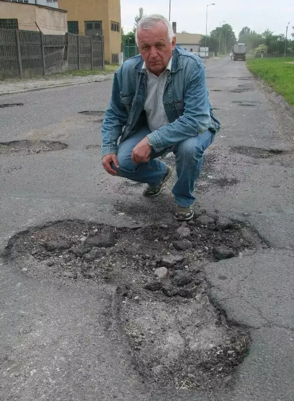 - Niszczymy samochody na tych dziurach i kawałkach asfaltu - mówi Ryszard Matuszewski.