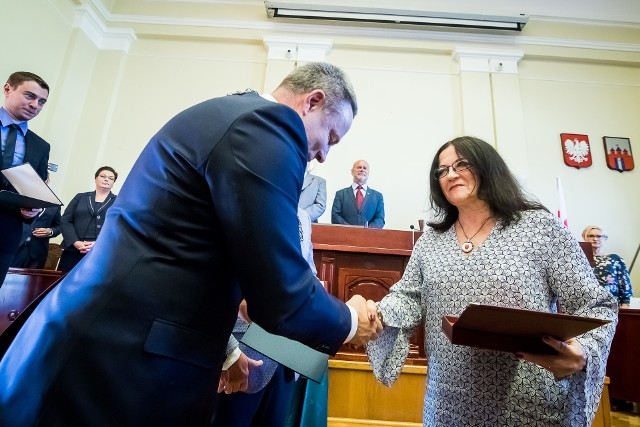 Izabella Szolginia odebrała z rąk prezydenta Rafała Bruskiego Medal Kazimierza Wielkiego podczas kwietniowej sesji Rady Miasta na 672. urodziny Bydgoszczy