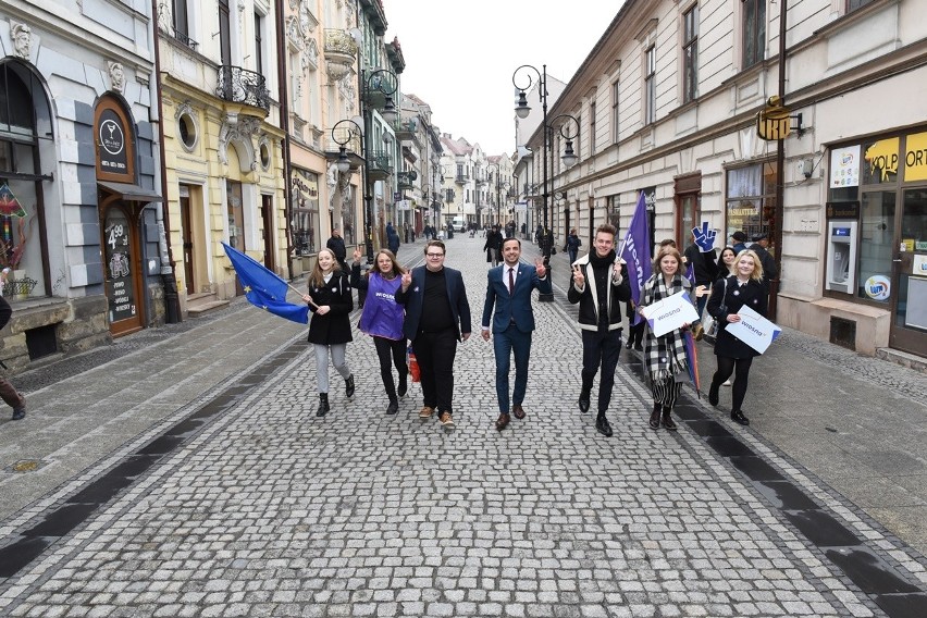 Do Nowego Sącza zawitała Wiosna z kandydatem Maciejem Gdulą