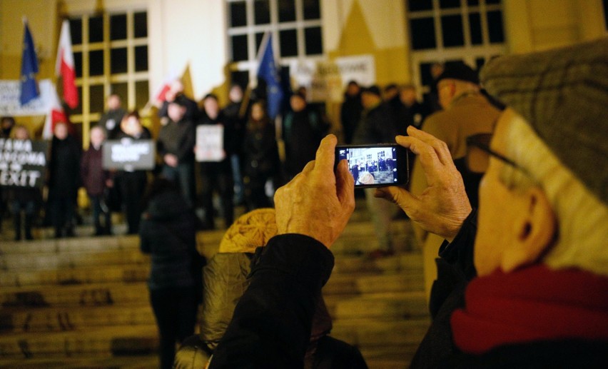 Około 100 osób uczestniczyło w pikiecie "Wolne sądy" w...