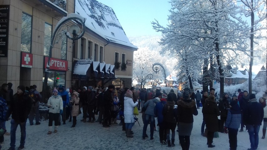 Sylwester Zakopane 2017. Tłumy na Krupówkach, parkingi pękają w szwach[ZDJĘCIA]