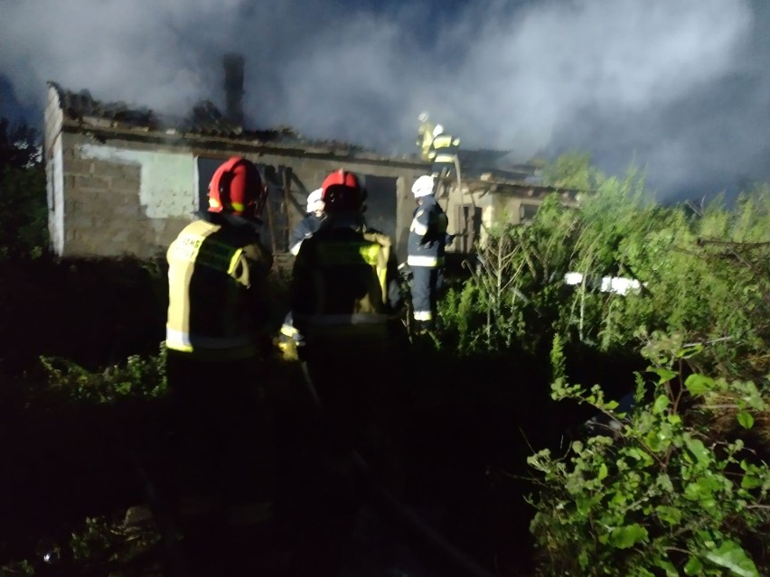 Pożar kurnika od uderzenia pioruna w gminie Waśniów.