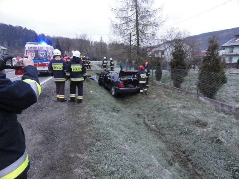 DK 75. Mercedes zamieniony we wrak. Kierowca przeżył chyba cudem [ZDJĘCIA]