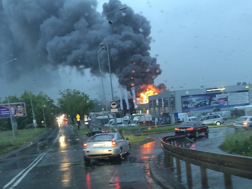 Potężny pożar salonu Mercedesa koło Korony [ZDJĘCIA]