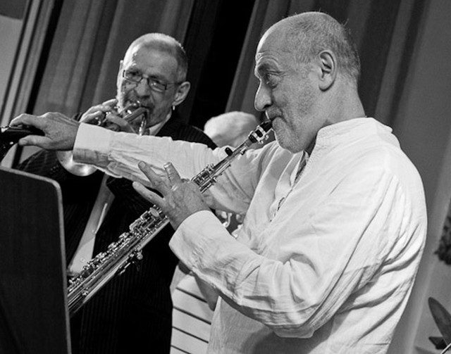 Zmarł pochodzący ze Skarżyska słynny muzyk jazzowy Zbigniew Jaremko (na zdjęciu z prawej, podczas koncertu w Miejskim Centrum Kultury. Z lewej trębacz Andrzej Marchewka, zmarły we wrześniu 2021 roku).