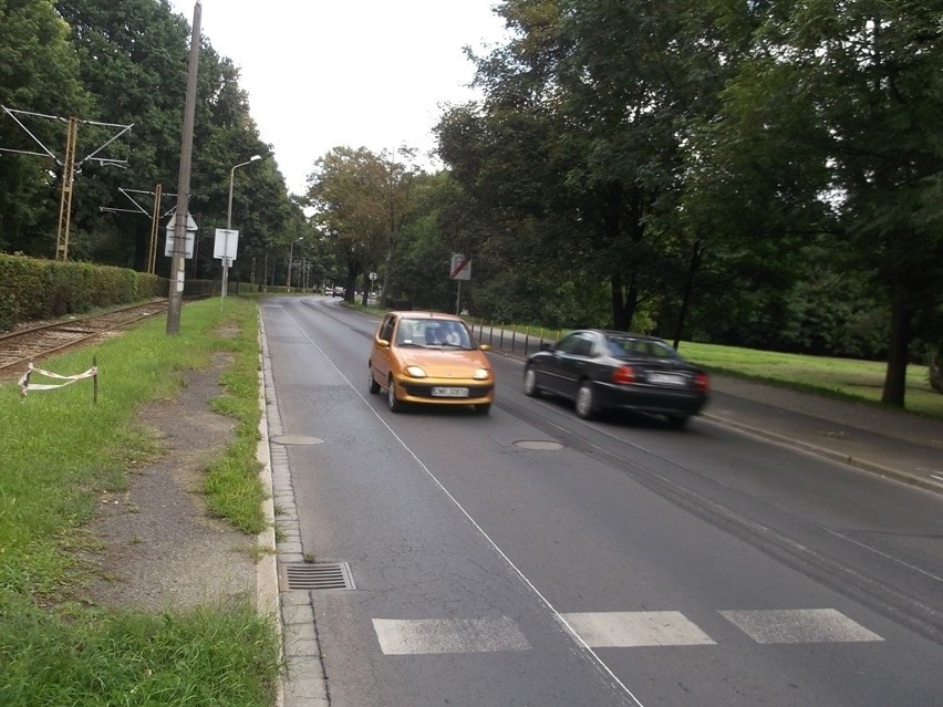 Mniej miejsca dla aut na Mickiewicza. Powstaje nowa droga dla rowerzystów (ZDJĘCIA)