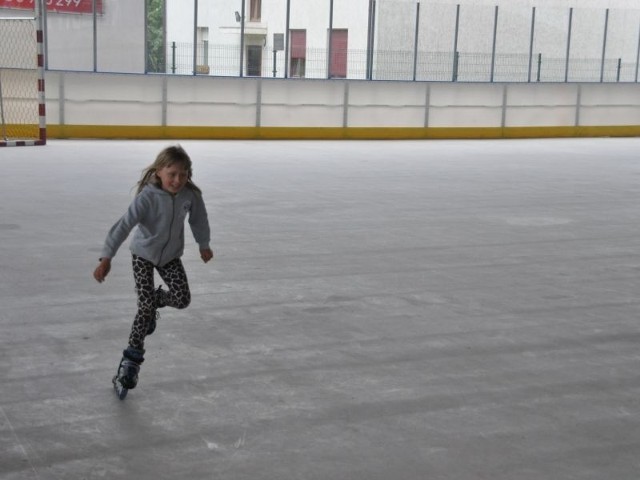 Helenka Mazurkiewicz także latem korzysta z lodowiska w Skarżysku &#8211; uwielbia jeździć na rolkach.