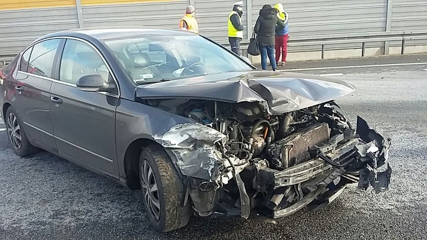 Wypadek na A1 w Lubiczu Dolnym. Zderzyły się dwa samochody [ZDJĘCIA]