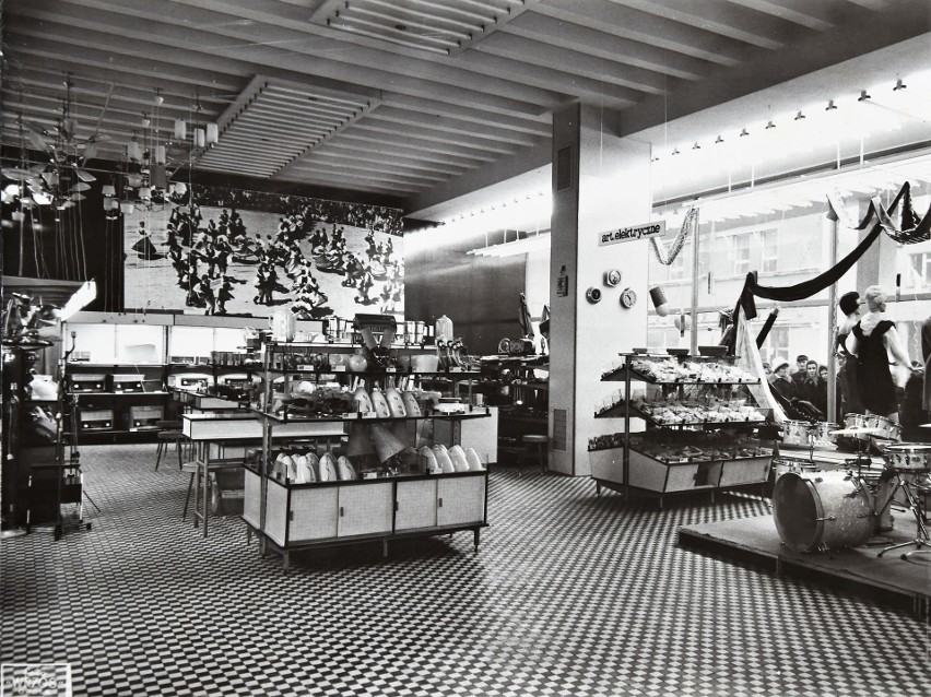 Otwarcie sklepu w styczniu 1965 roku zgromadziło wiele osób....