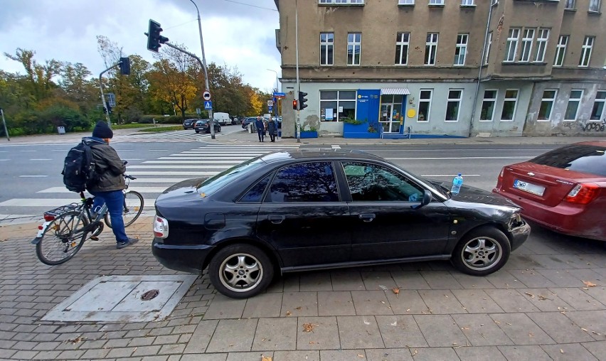 Wypadek dwóch aut na Wyszyńskiego We Wrocławiu. Na przejście dla pieszych wjechała rowerzystka, kierowca audi nie wyhamował