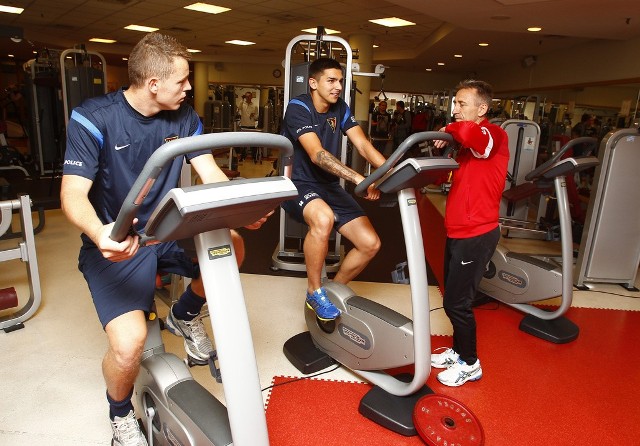 Trening piłkarzy Pogoni Szczecin na siłowniPortowcy ćwiczyli dziś na siłowni i to tam po raz pierwszy można było spotkań pierwszy transfer, czyli Mateusza Matrasa, który trafił do Pogoni z Piasta Gliwice, gdzie skończył mu się kontrakt.  Sztab szkoleniowy sprawdzi, jak piłkarze prezentują się po urlopach, czy nikt nie ma zaległości.