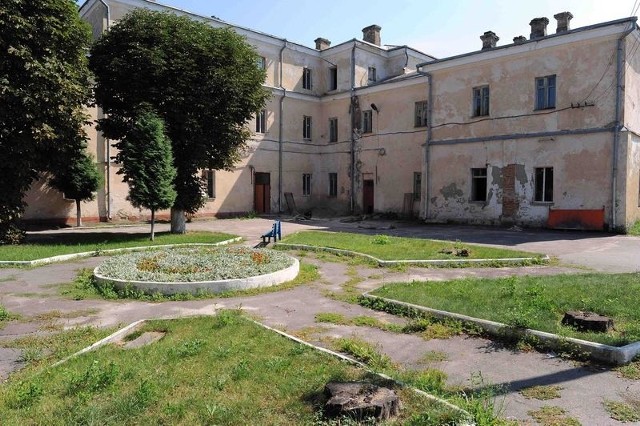 Klasztorny dziedziniec w Łucku, gdzie leżą ofiary NKWD.
