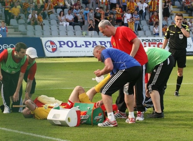 Bramkarz Jagiellonii Białystok sfaulował napastnika Korony Kielce Macieja Korzyma, który z fatalnie złamaną nogą został odwieziony do szpitala!