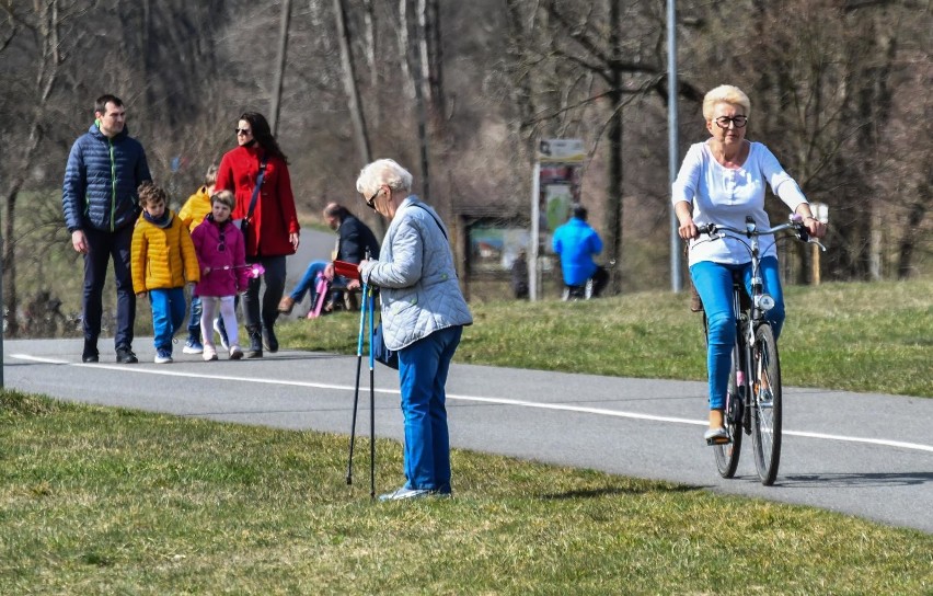 Czy na rowerze trzeba mieć maseczkę? Czy w czasie biegania...