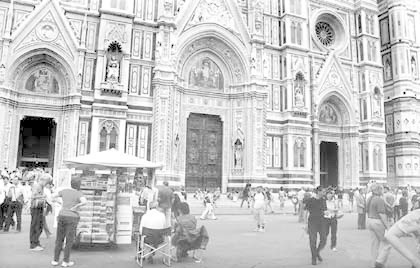 Przed słynną katedrą S. Maria del Fiore we Florencji, która dała początek sztuce renesansu w architekturze, kłębią się tłumy turystów.