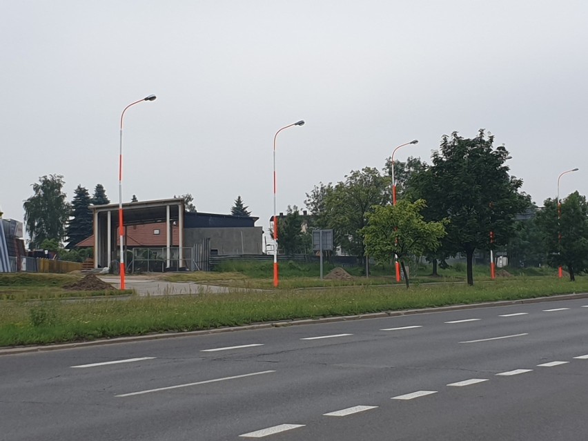 Biało-czerwone latarnie w rejonie Instytutu Centrum Zdrowia Matki Polki