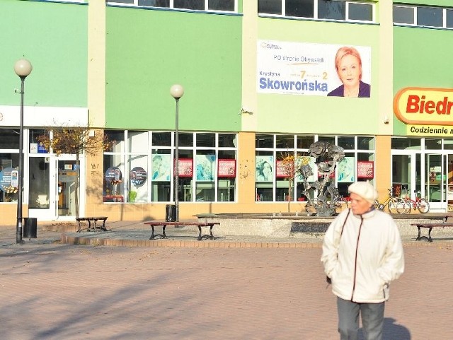Spacerujący po placu Bartosza Głowackiego w Tarnobrzegu mogą jeszcze oglądać baner wyborczy Krystyny Skowrońskiej. Wszystko to ponad miesiąc od wyborów parlamentarnych. 
