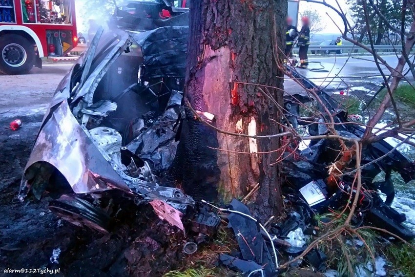 Samochód uderzył w drzewo i zapalił się. Kobieta zginęła