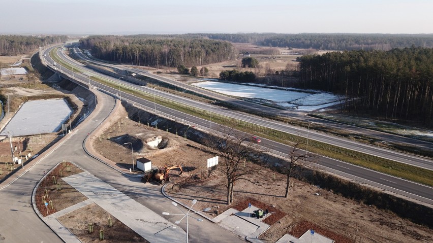 Budowa trasy ekspresowej S7 Chęciny-Jędrzejów wciąż niezakończona. Generalna Dyrekcja Dróg Krajowych i Autostrad nalicza kary umowne (WIDEO)