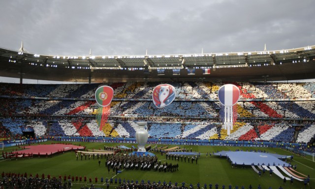 Finał Euro 2016 na Stade de France poprzedziła ceremonia zamknięcia turnieju. David Guetta i Zara Larsson zaśpiewali specjalną hymnu francuskiej imprezy "This One's For You", a na trybunach rozłożono kartoniadę składającą się z 27 tysięcy elementów!