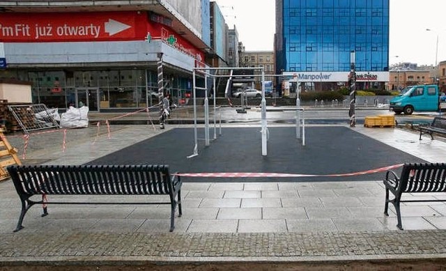 Zamontowno już urządzenia  do street workoutu.