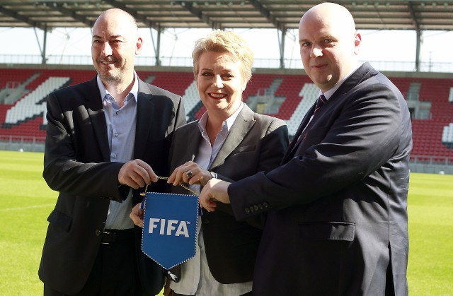 Prezydent Hanna Zdanowska i działacze: Jaime Yarza z FIFA oraz Marek Doliński z PZPN