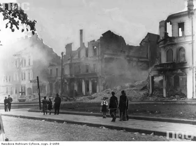 Białystok. Ruiny budynków i mieszkańcy w 1941 roku