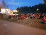 W Brzegu ruszyło Letnie Kino Plenerowe. Dla widzów leżaki i mobilna kawiarenka [zdjęcia]