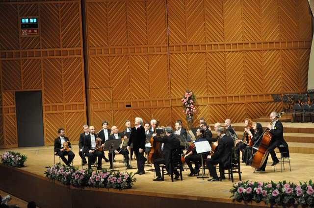 Orkiestra Kameralna Amadeus podczas koncertu w Fukuyama
